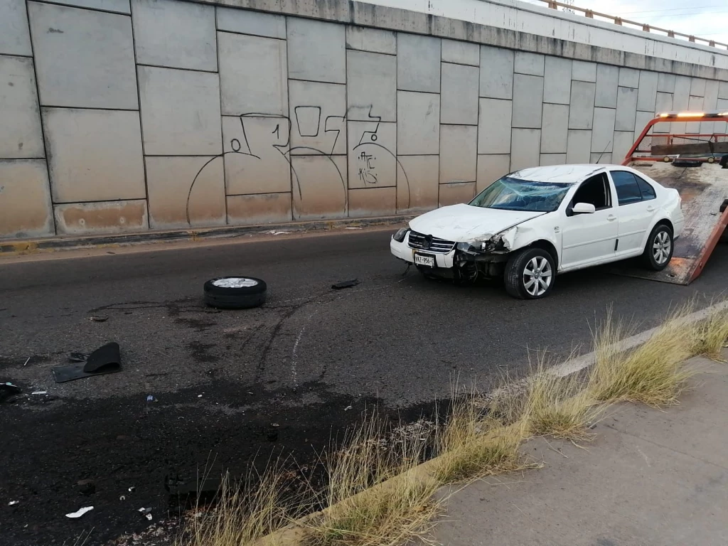 Autom Vil Choca Contra Muro De Contenci N De Puente Y Se Vuelca En