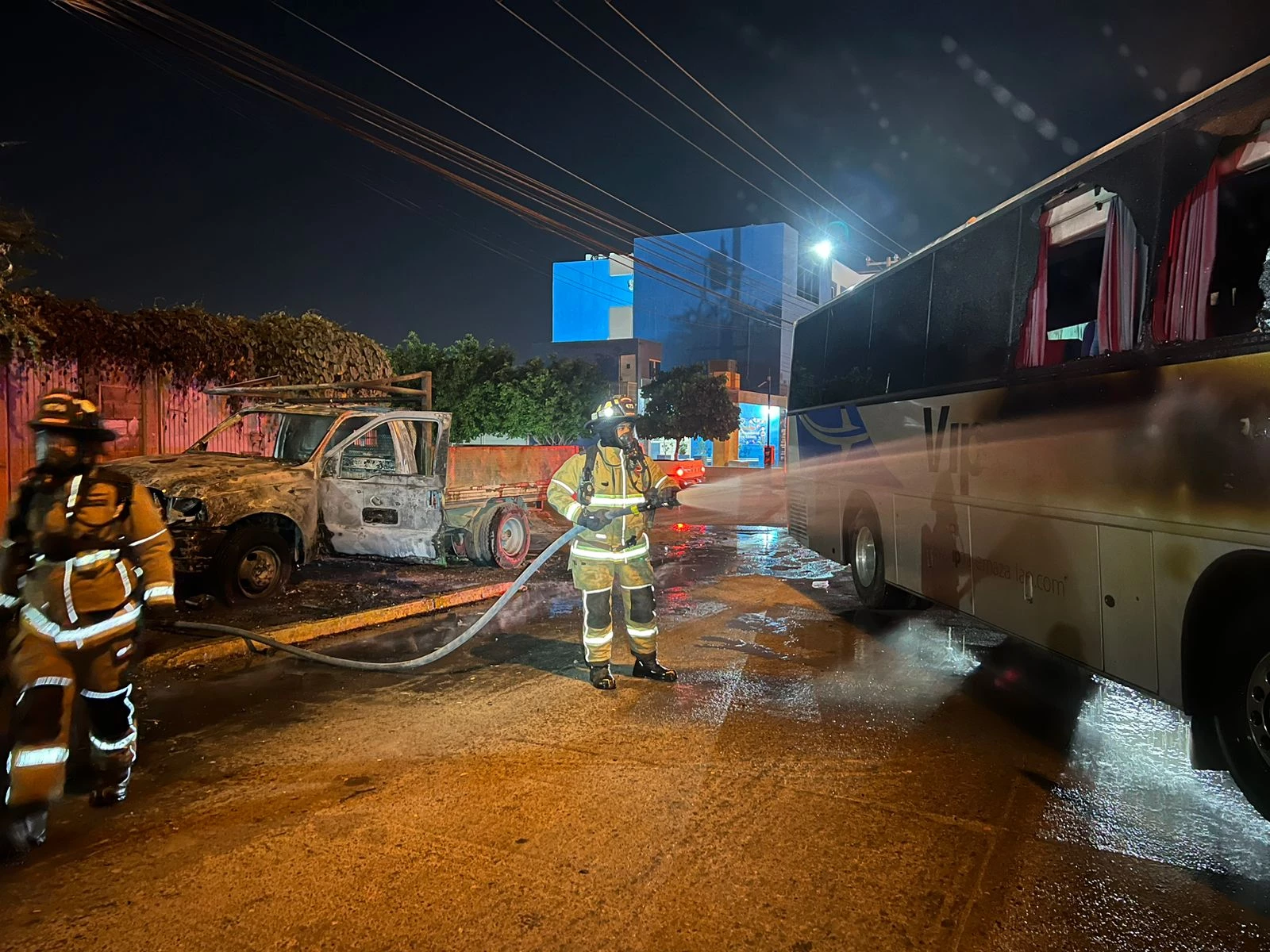 Se incendian camión de pasajeros y camioneta en fraccionamiento Los