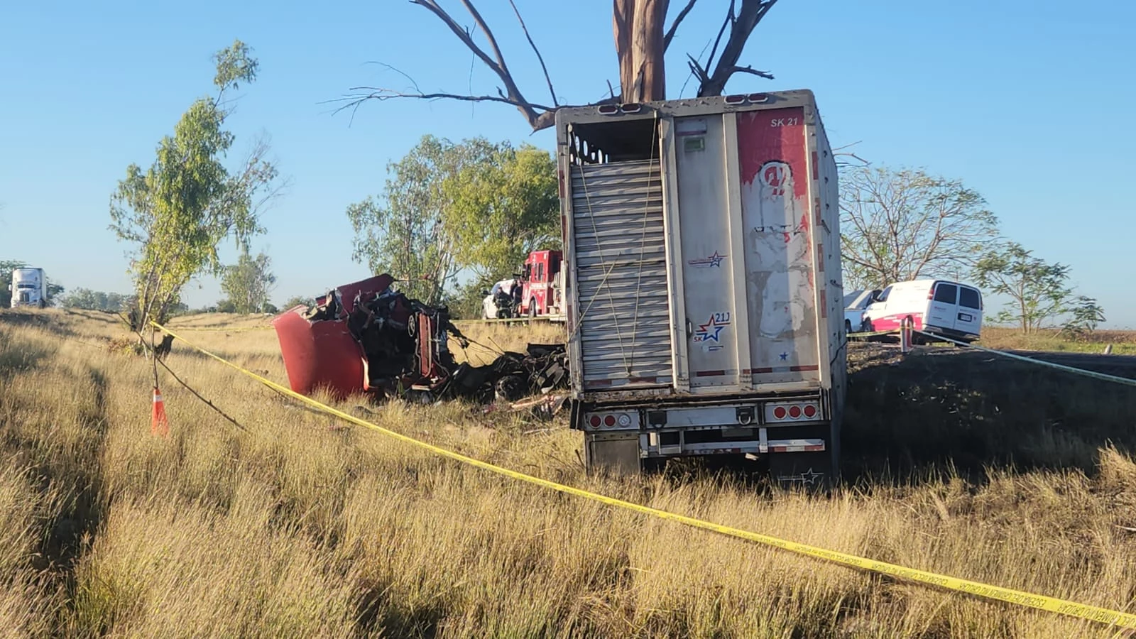 Se accidenta familia que viajaba en un camión de carga sobre la