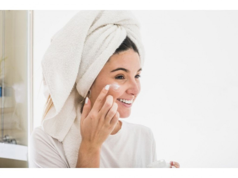 Protege la piel de tu rostro con esta rutina facial de día