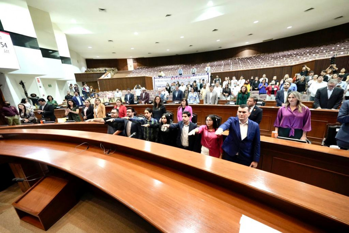 Toman protesta integrantes de la comisión de selección