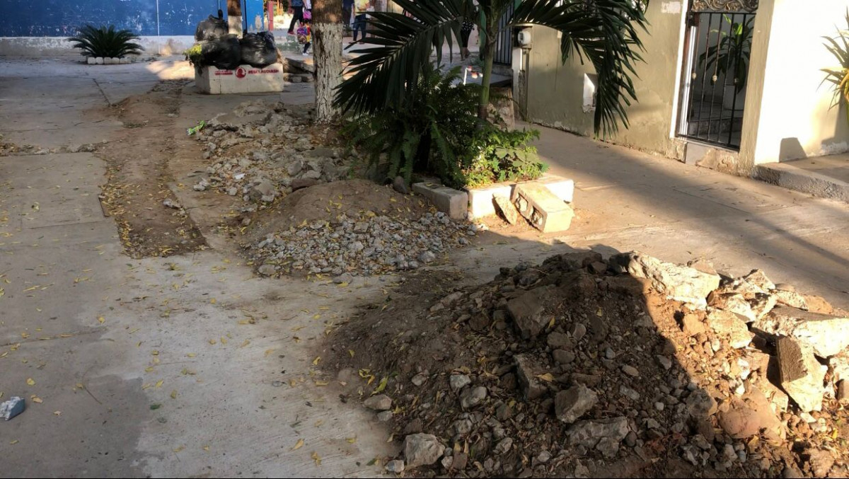 Invadida de escombro e intransitable se encuentra el andandor Palomas en Mazatlán