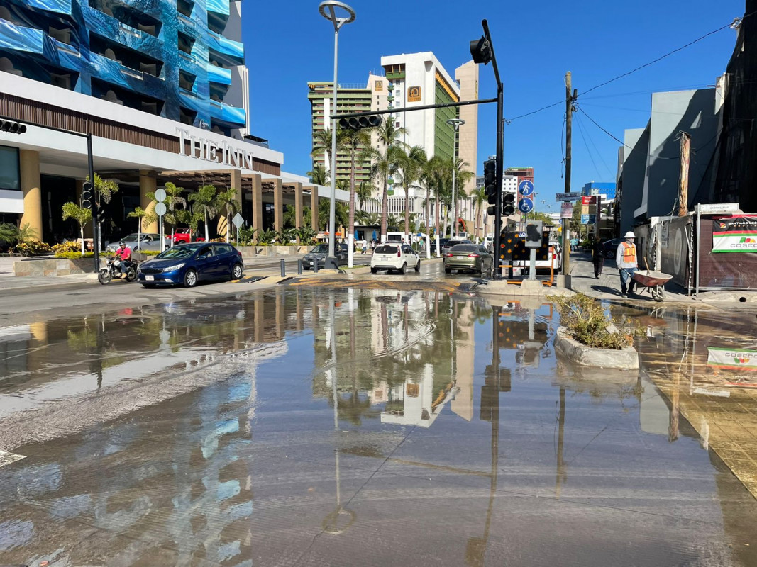 Fuga de agua potable en plena Zona Dorada