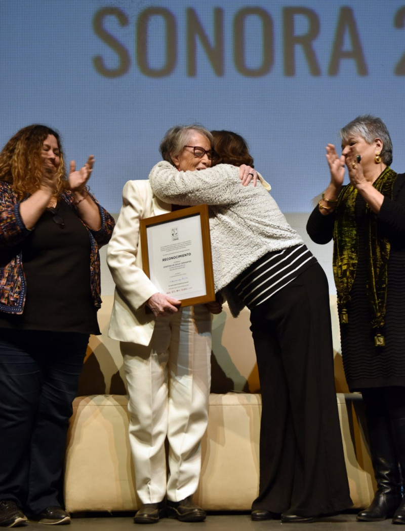 Recibe Josefina de Ávila Cervantes homenaje en la Feria del Libro Sonora 2022