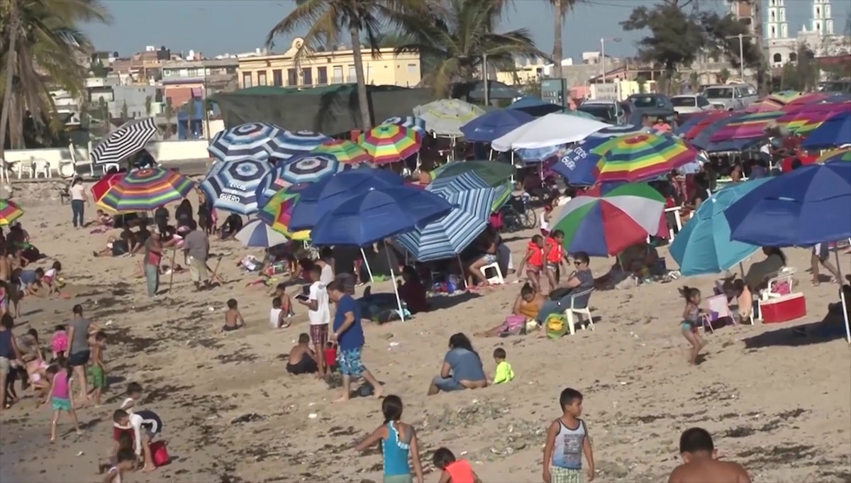Ayuntamiento de Mazatlán inspeccionará que comerciantes de Playa Pinitos recojan su basura