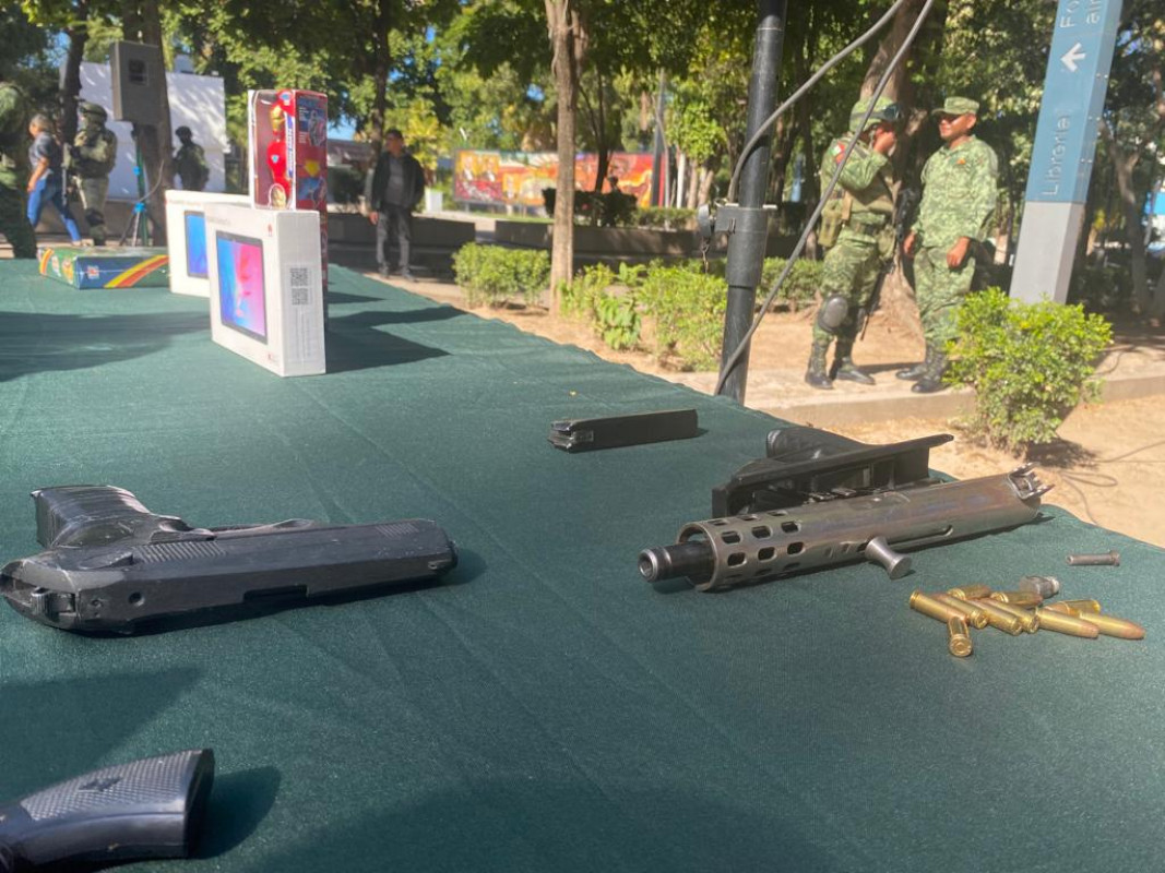 Con la entrega de un arma Uzi es como arranca la campaña de donación de arma en Culiacán