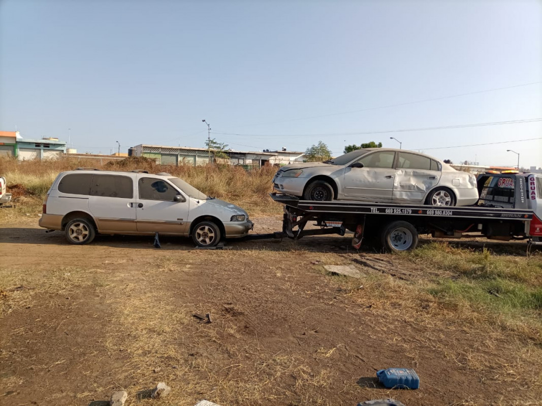 Tránsito municipal de Mazatlán retira vehículos irregulares y en condición de abandono