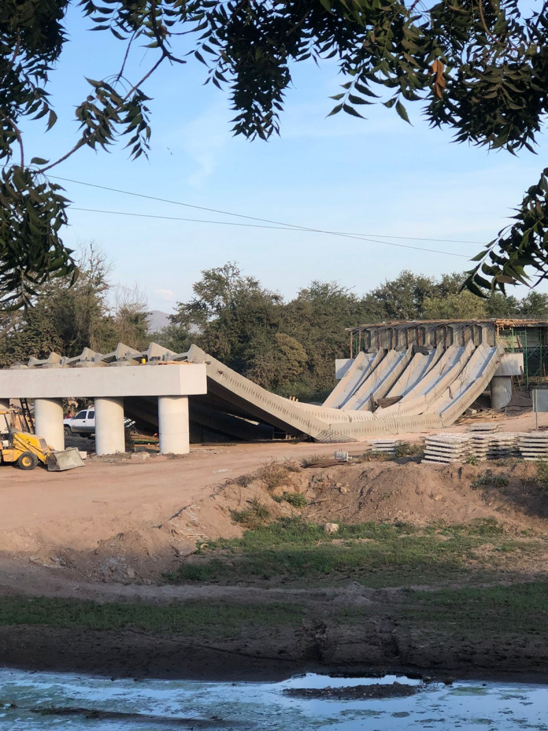 Se cae vigas del nuevo  puente Quelite, fuen una falla de la empresa constructura: Zavala