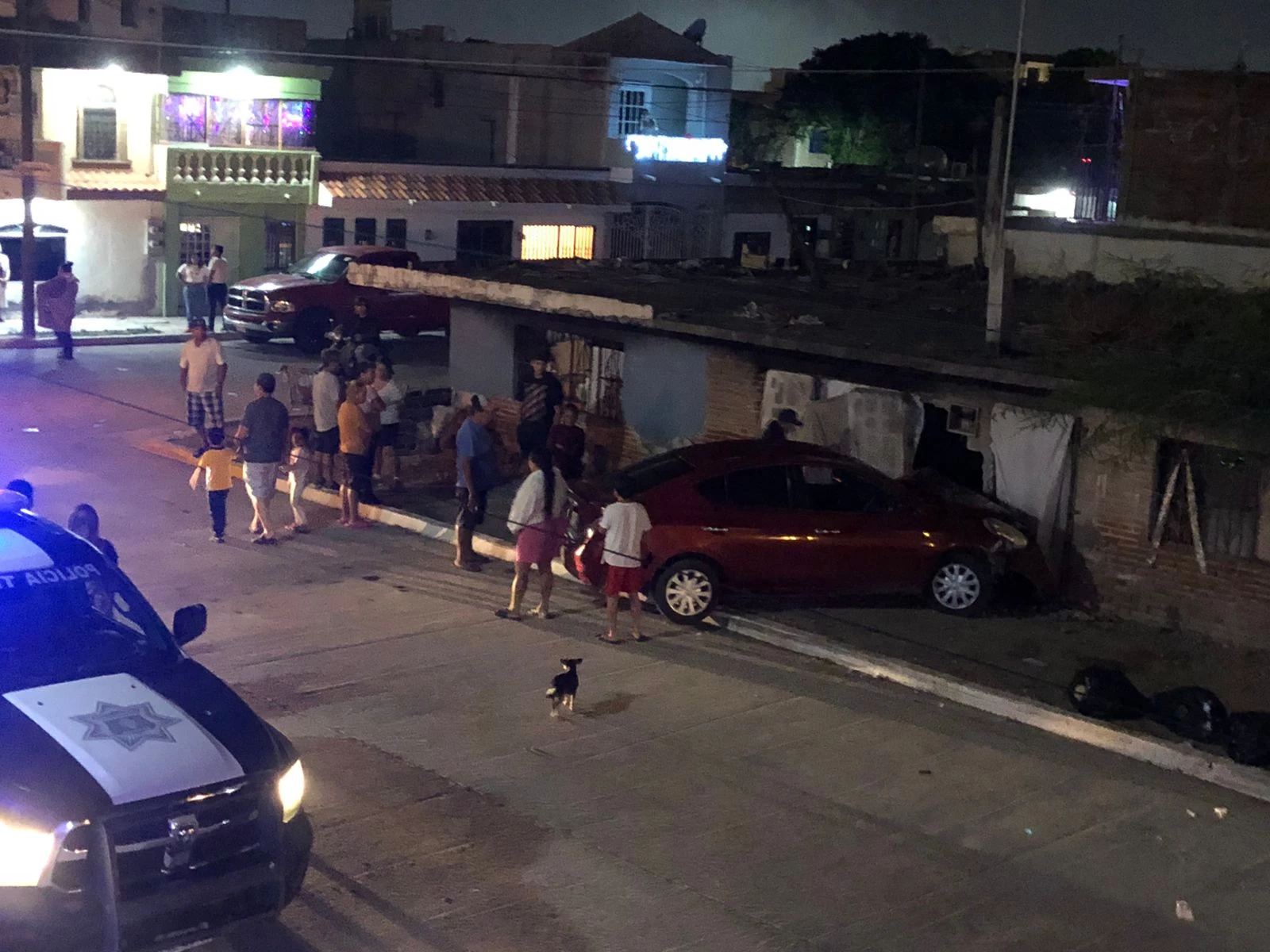 Conductor pierde el control y se estrella contra vivienda en Mazatlán