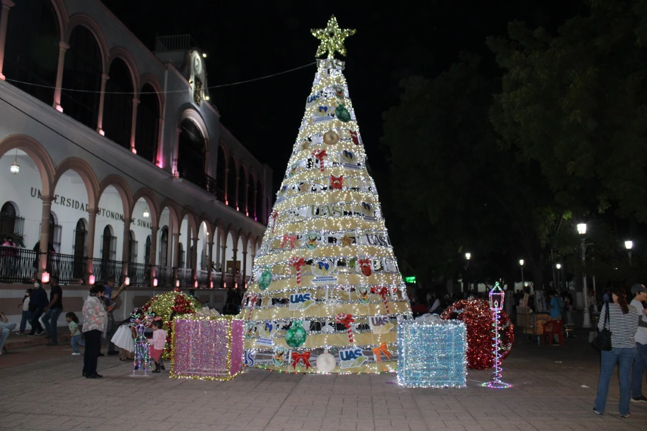 Enciende la U.A.S. su árbol de navidad