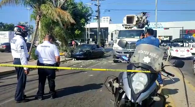 Automóvil choca contra poste de la CFE en Mazatlán
