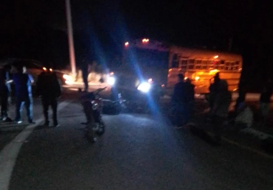 Choca camión de jornaleros con motocicleta: resultó una persona muerta