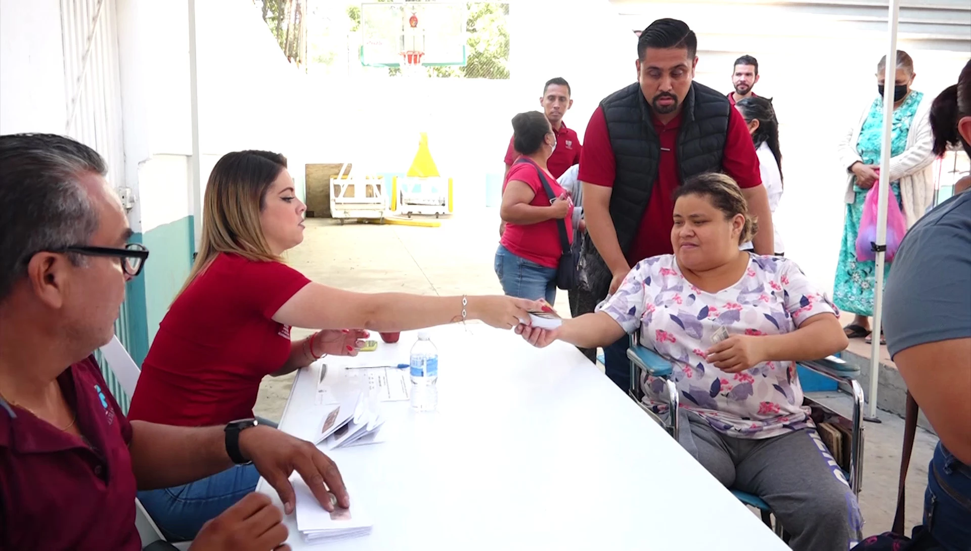 DIF entrega apoyos a personas con discapacidad y adultos mayores