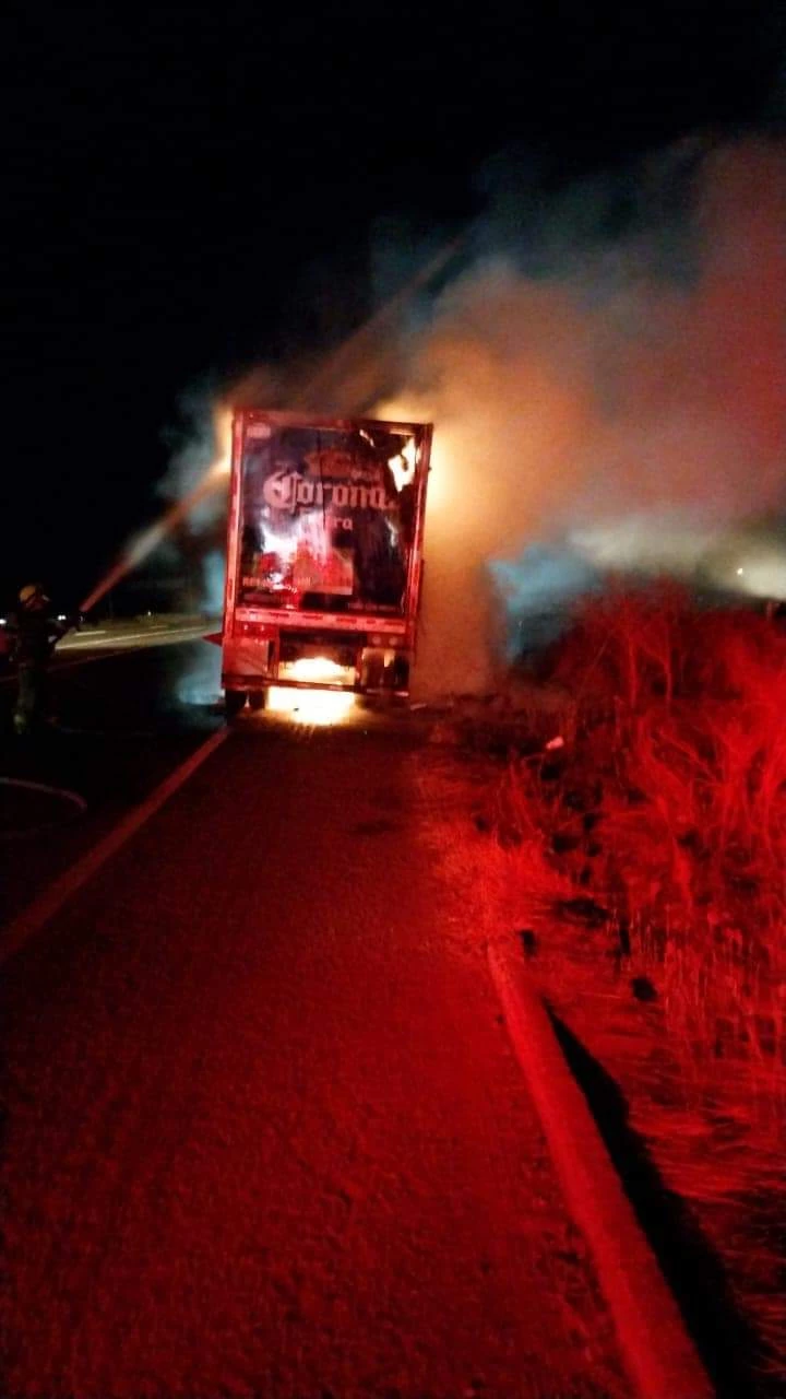 Se incendia tráiler cargado de Cerveza en Villa Unión