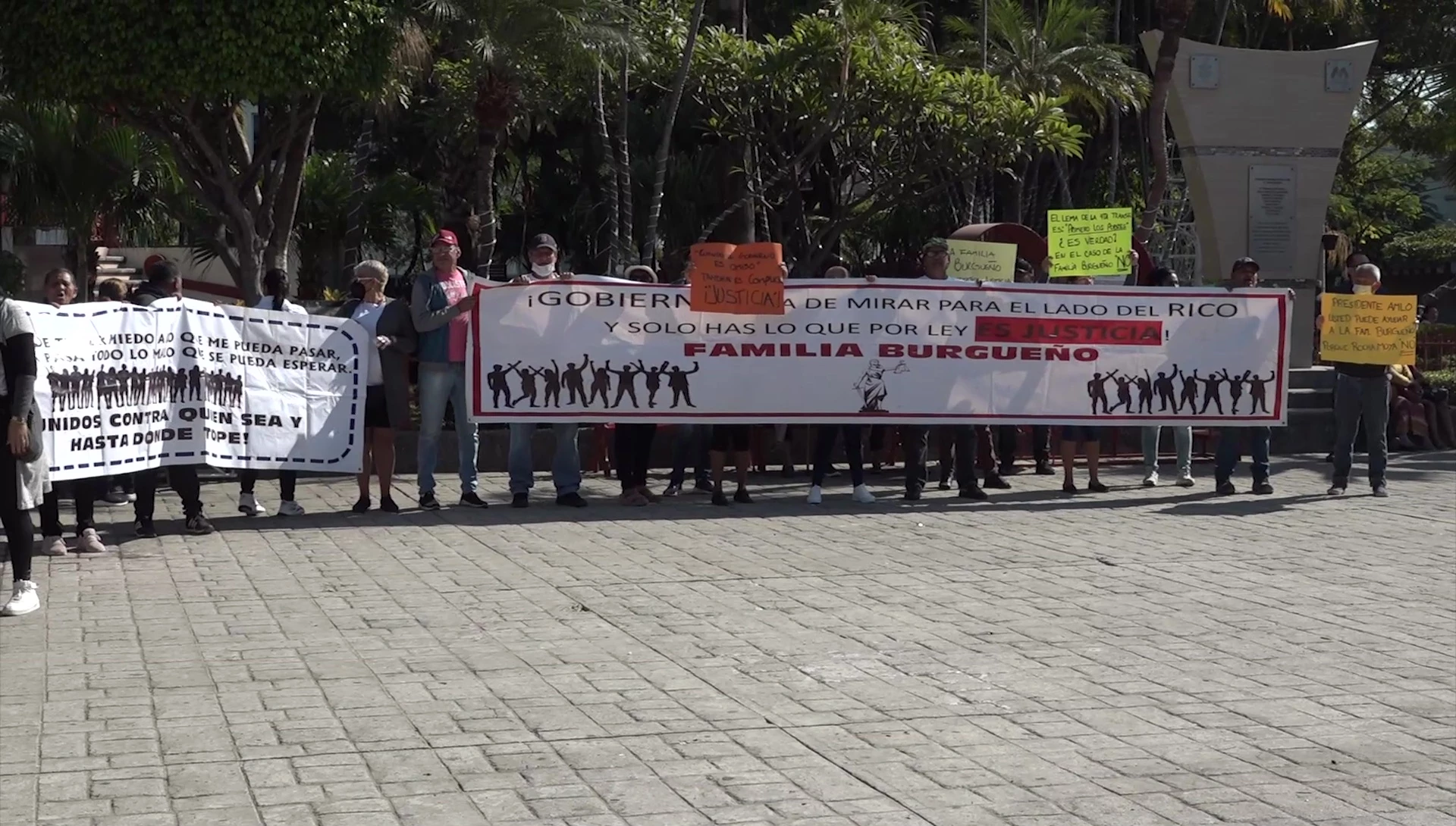 Se manifiesta familia Burgueño frente al Palacio Municipal de Mazatlán