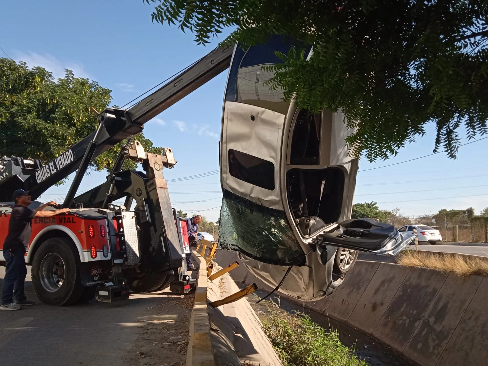Vehículo cae a canal en avenida Santa Rosa