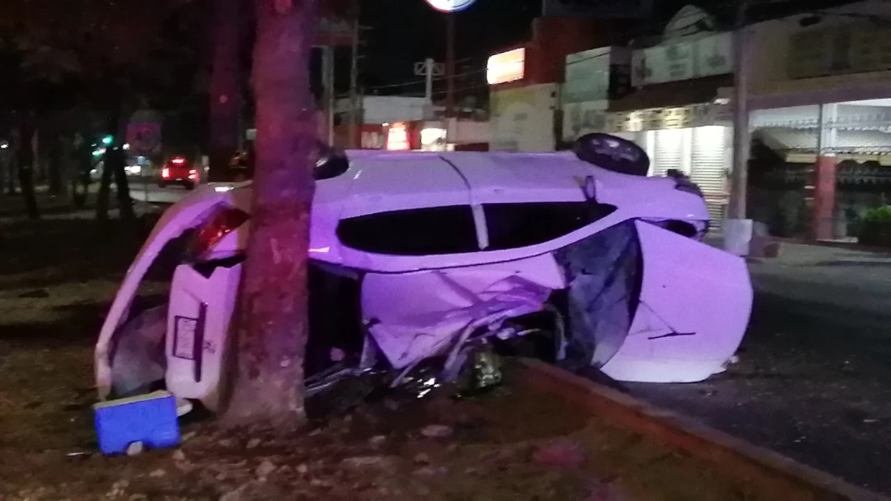 Joven muere en hospital tras impactarse contra árbol en Culiacán