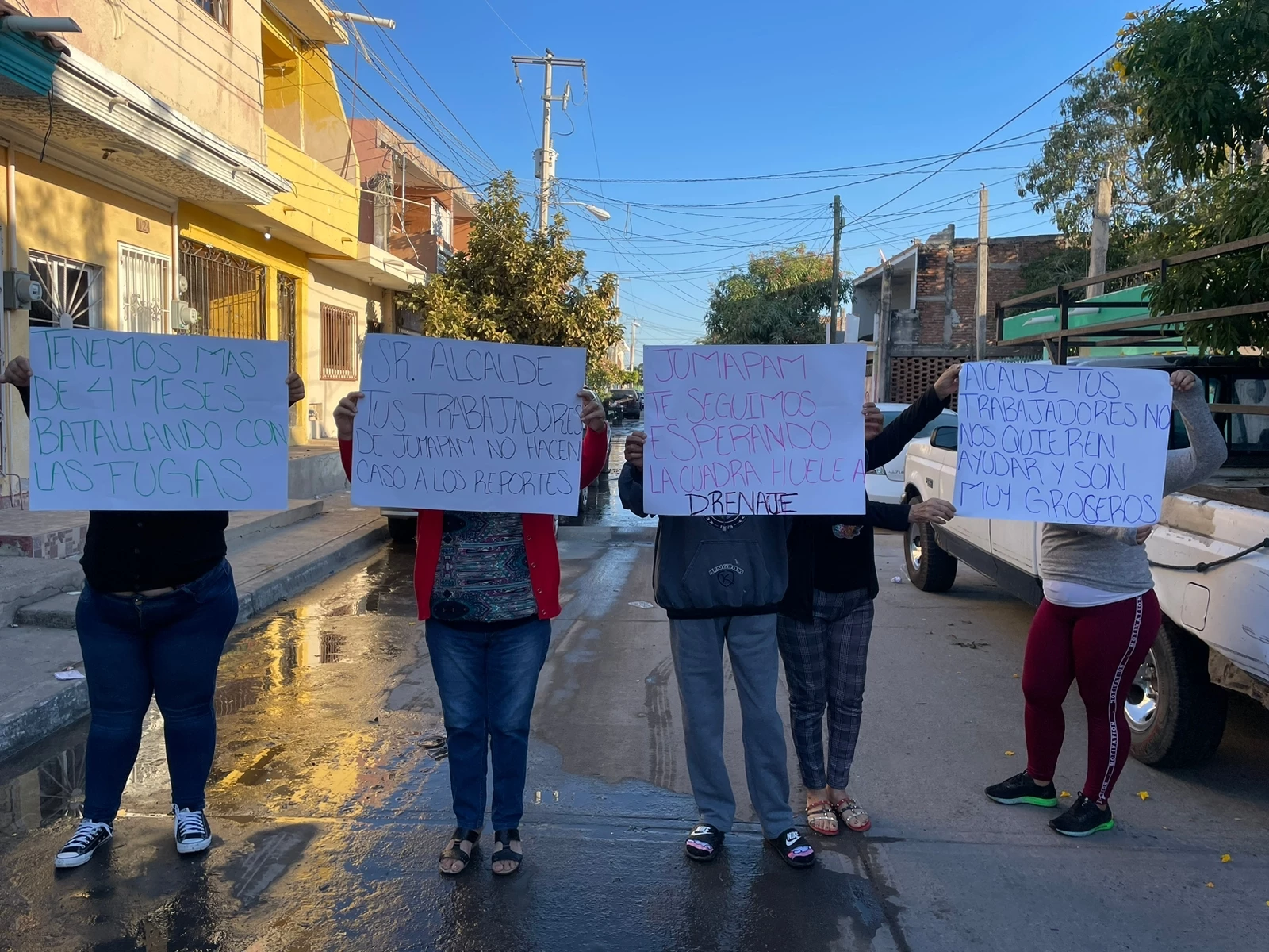 Vecinos de la Colonia Rubén Jaramillo de Mazatlán  exigen solución a fugas de agua