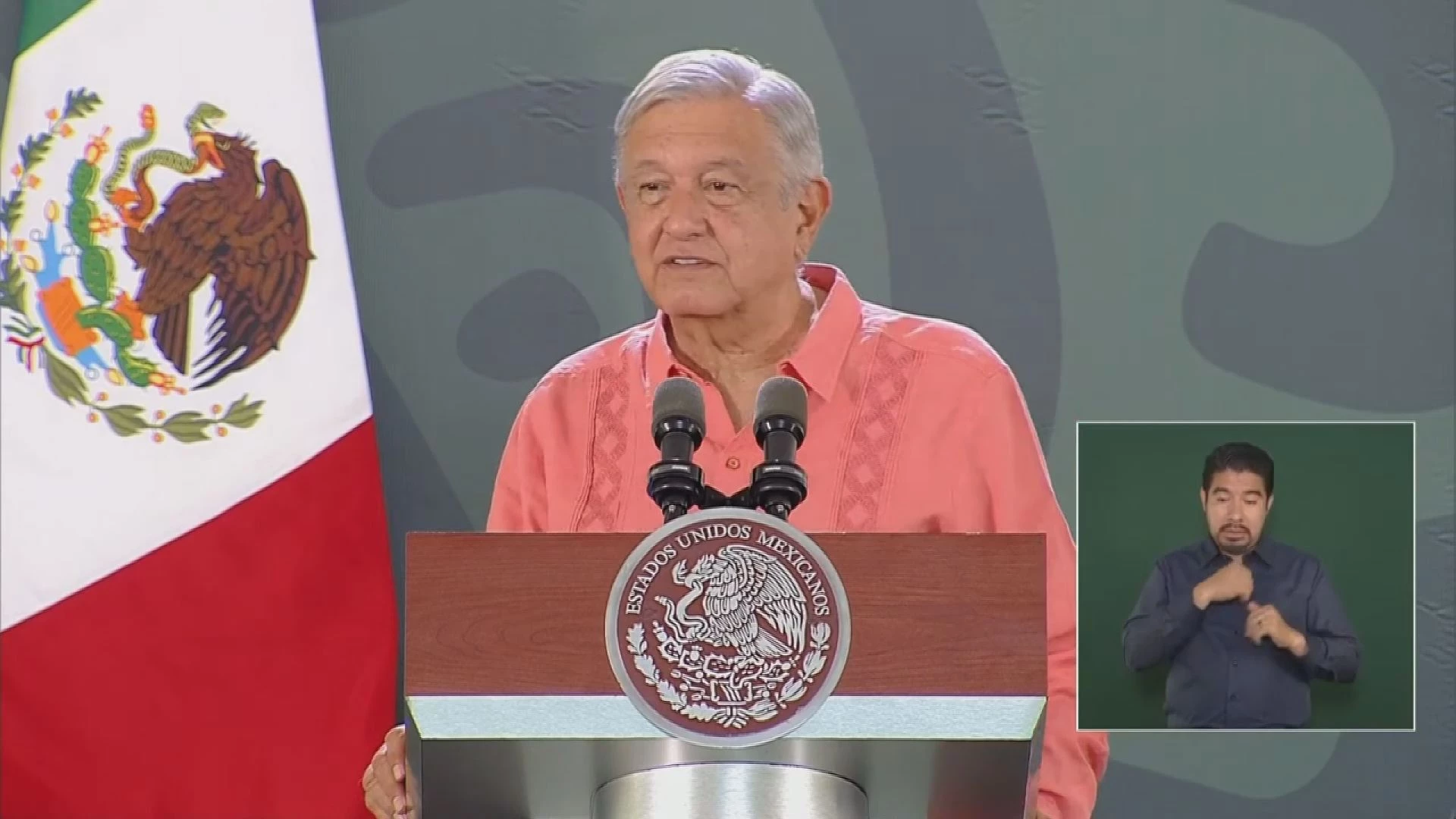 Se burla AMLO  de quienes buscan lo que sea