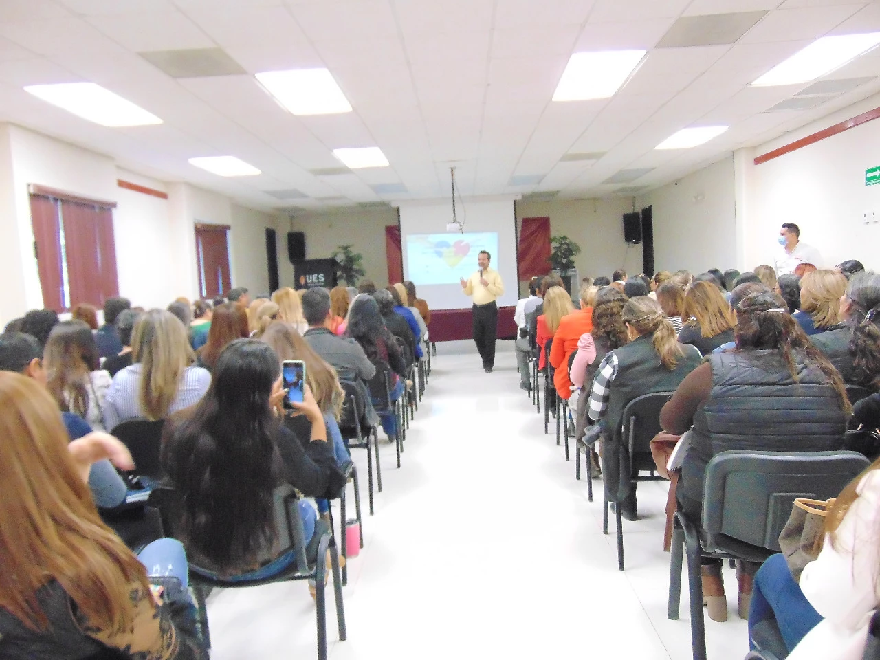 Aprenden docentes  de Ciudad Obregón a utilizar guía para atender a estudiantes con autismo: SEC