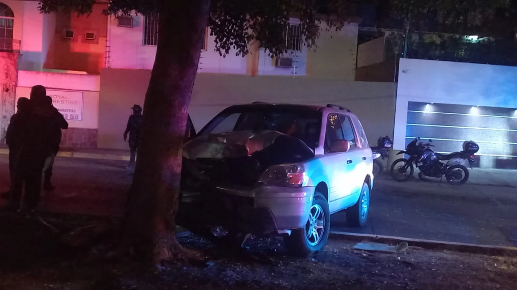 Mujer choca contra árbol en Culiacán