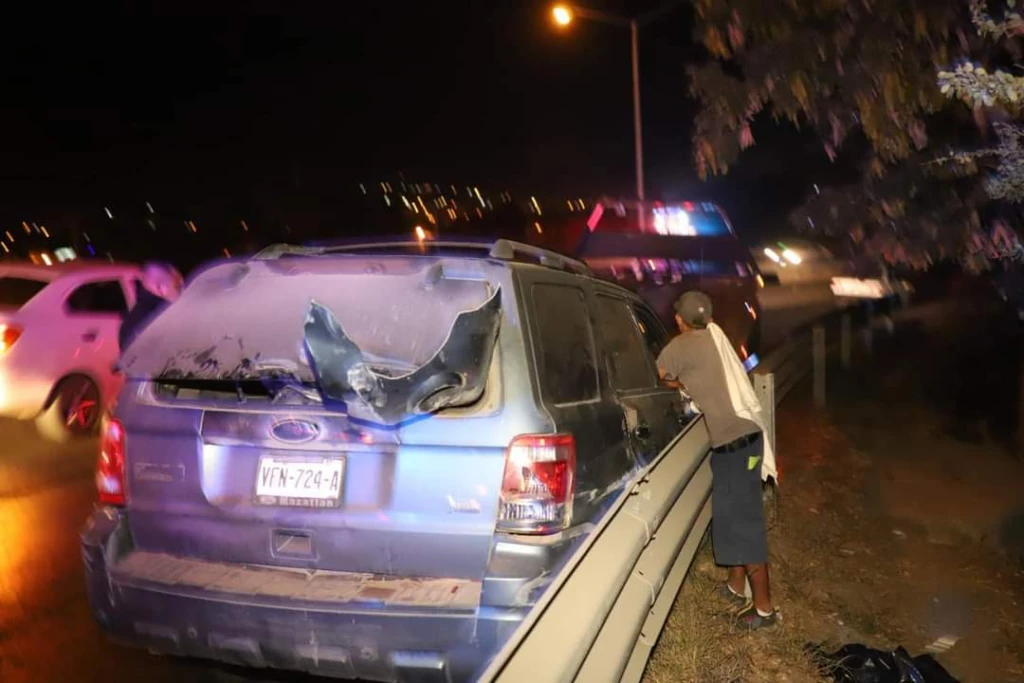 Camioneta se estrella contra muro de contención en Mazatlán