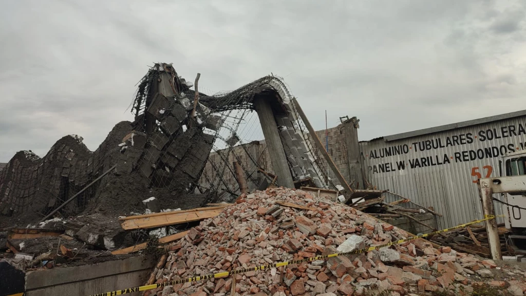 Se derrumba obra en construcción mientras vaciaban concreto