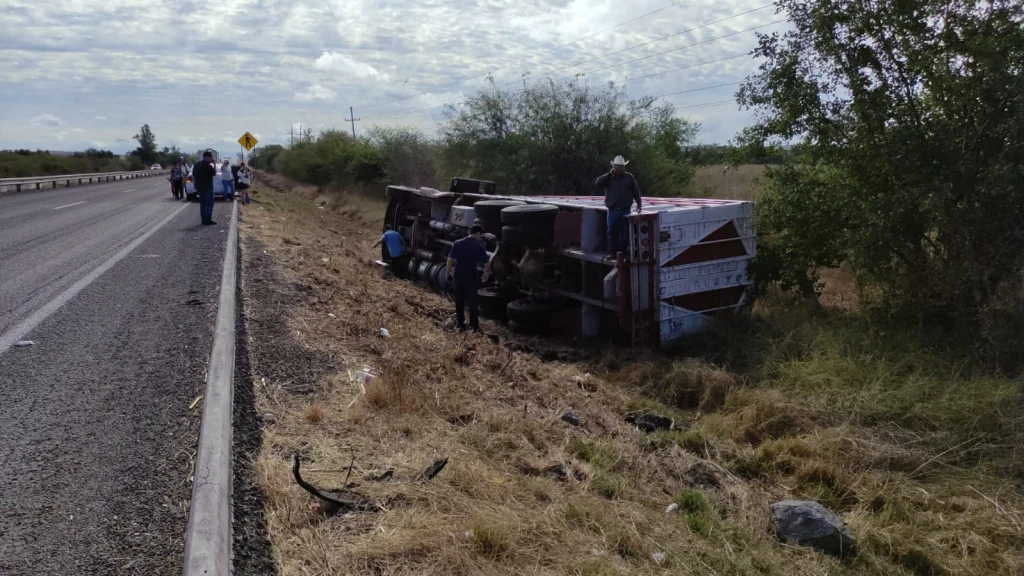 Se vuelca tráiler antes de llegar al Carrizal en el kilómetro 189