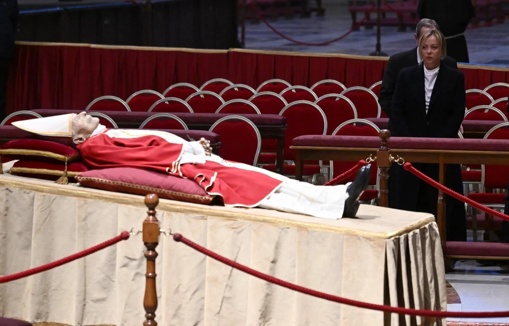 Cerca de 70.000 fieles despiden a Benedicto XVI el segundo día del velatorio