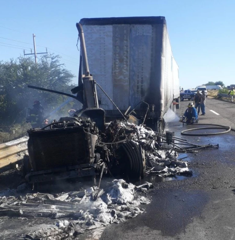 Tras accidente se incendia trailer por la Culiacán-Mazatlán
