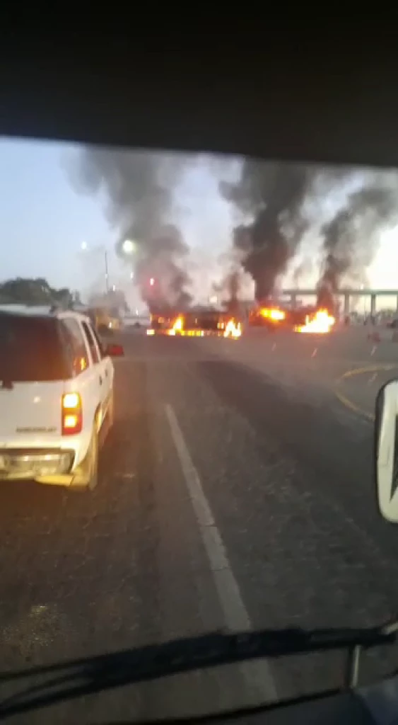 Reportan bloqueos de carretera e incendios de vehículos en Ahome