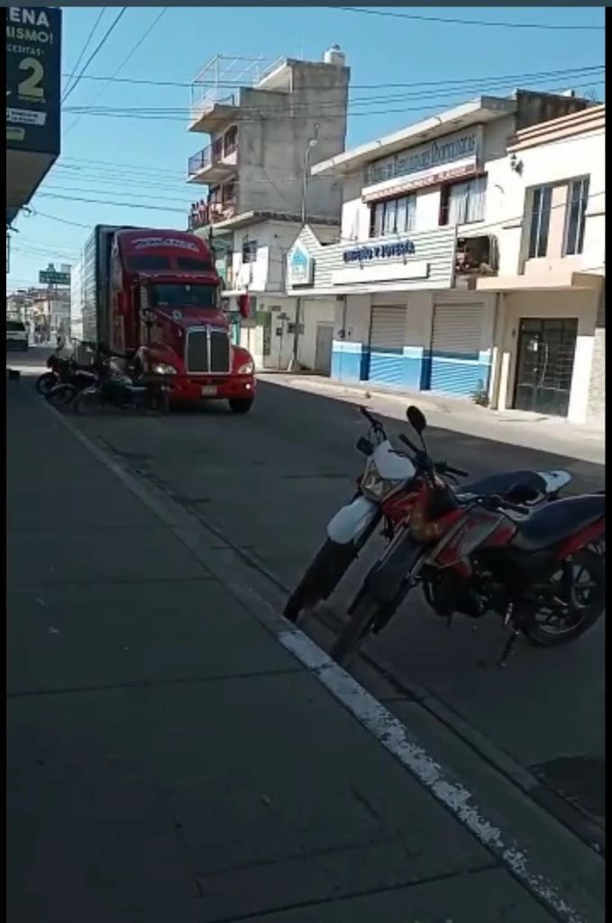 Roban tráiler en Escuinapa y circula a toda velocidad por la zona Centro