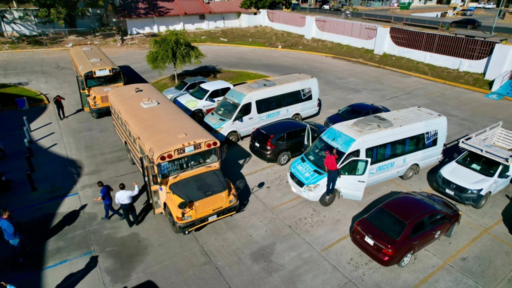 Trasladan a personas que quedaron varadas por falta de transporte público en Mazatlán