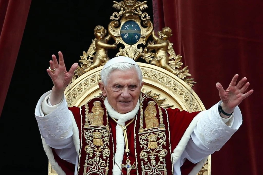 Benedicto XVI pidió destruir sus documentos privados, según su secretario