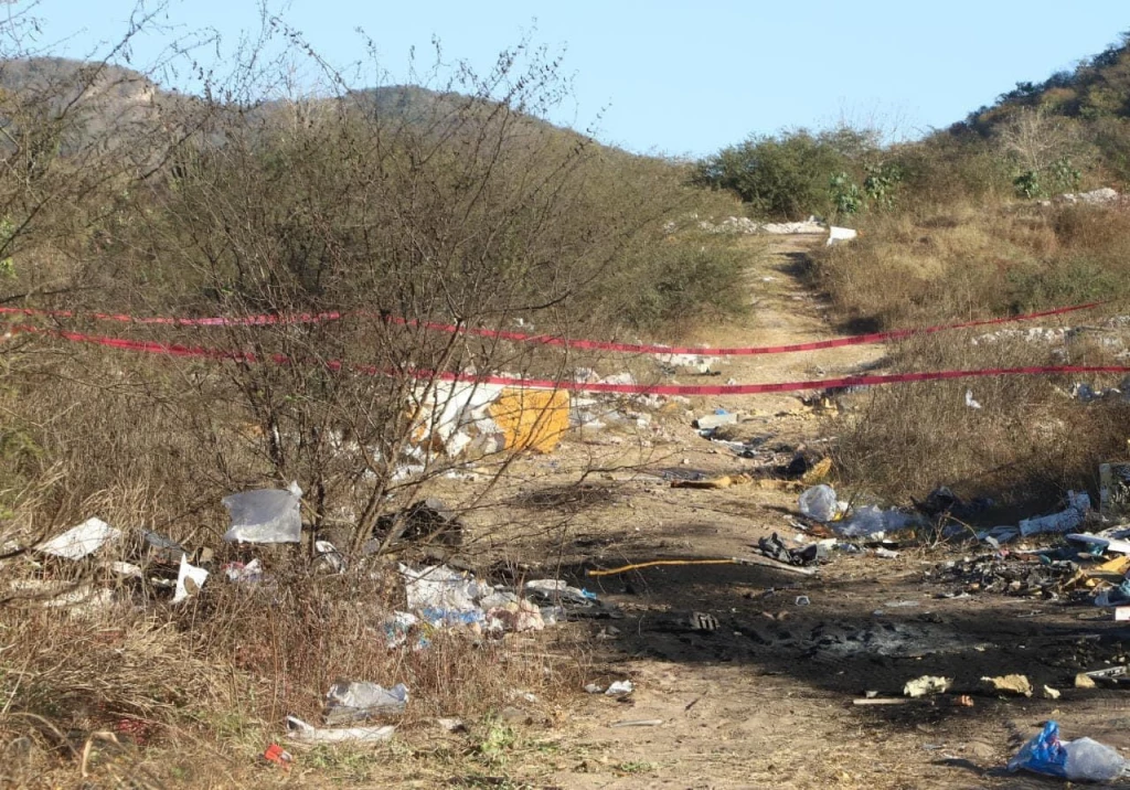 Encuentran a hombre sin vida y con múltiples golpes en el cuerpo en un camino de terracería en Mazatlán