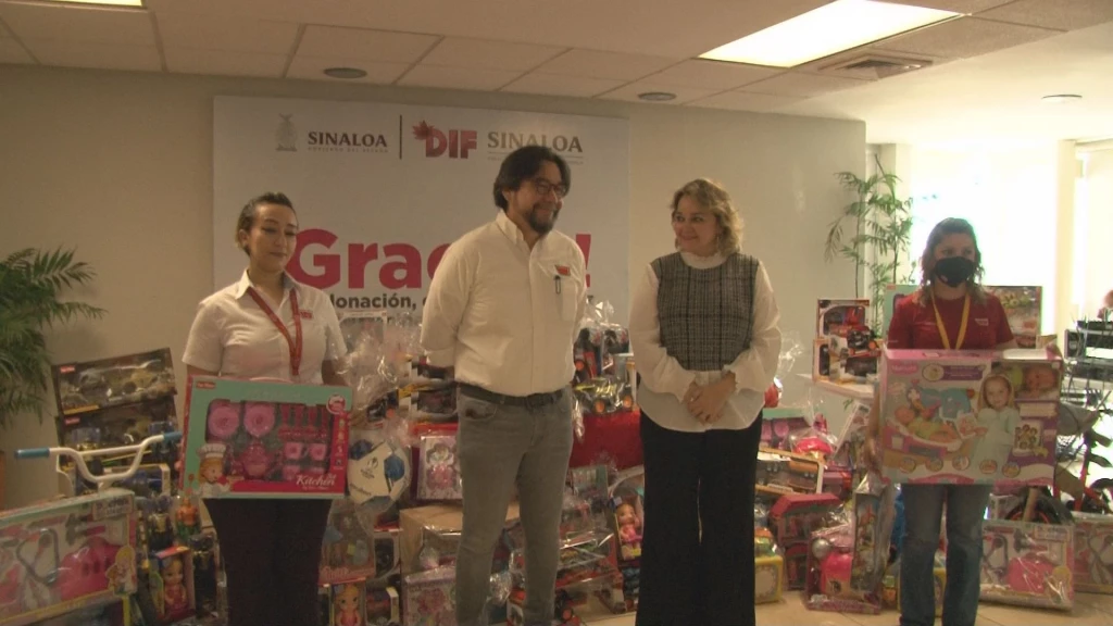 Casa Ley entrega donativo de juguetes a DIF Sinaloa