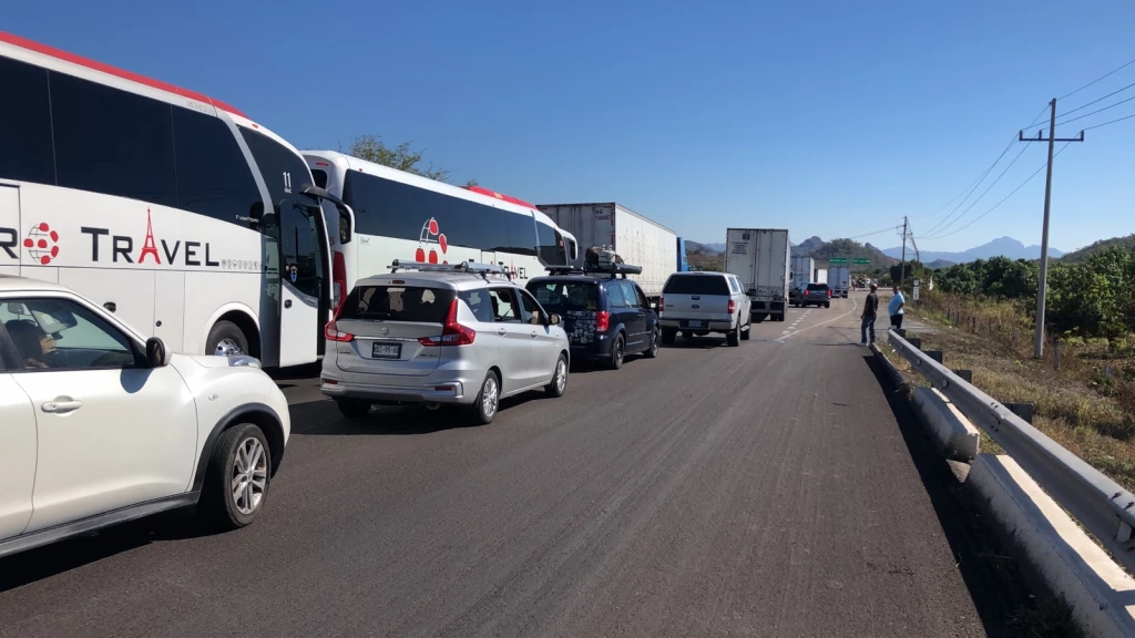 Despojan de su camioneta a familia originaria de Nayarit