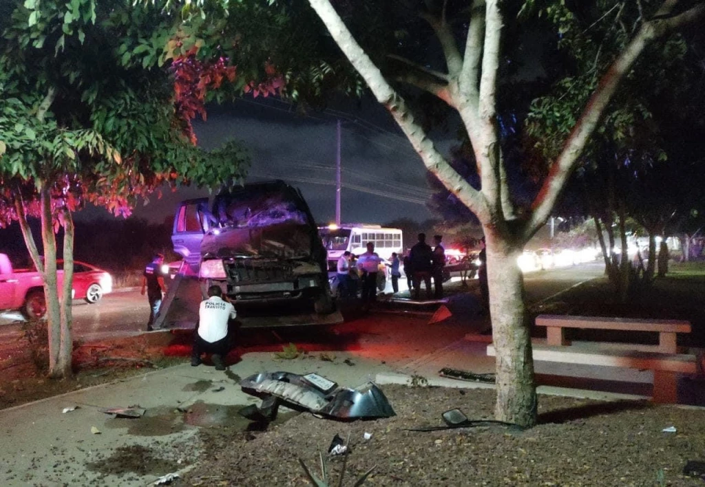 Camioneta choca contra luminaria en Parque Lineal de Mazatlán