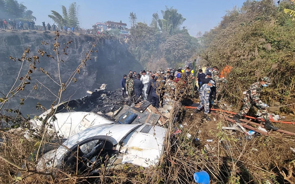 Hallan 68 cadáveres tras accidente aéreo con 72 pasajeros a bordo en Nepal