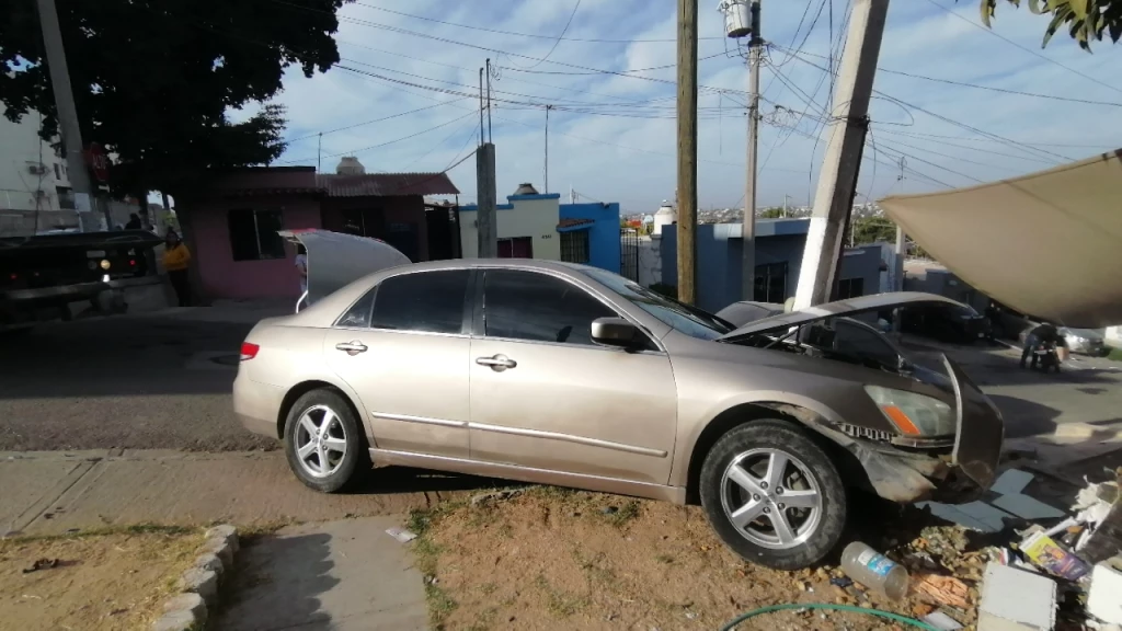 Hombre pierde el control de su vehículo y choca contra barda de casa en Culiacán