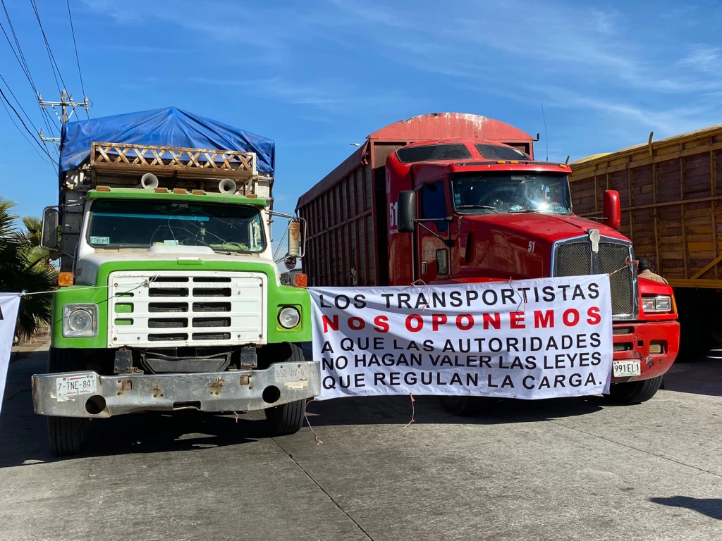 Transportistas se manifiestan tomando la carretera Mochis Topolobampo