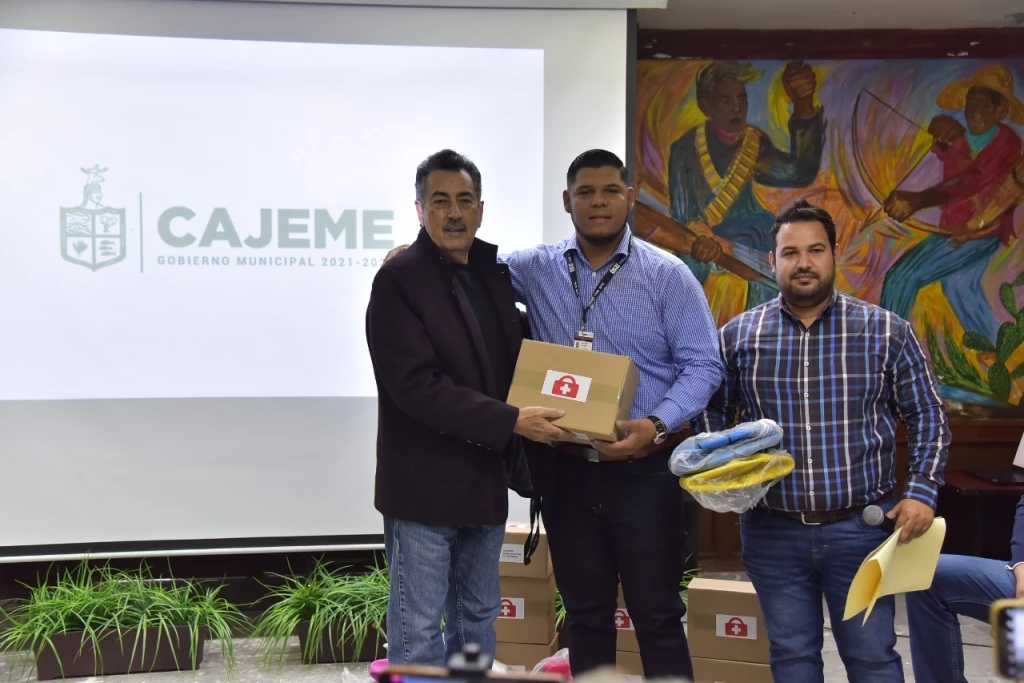 Entrega Instituto de la Juventud material deportivo y de primeros auxilios a planteles educativos