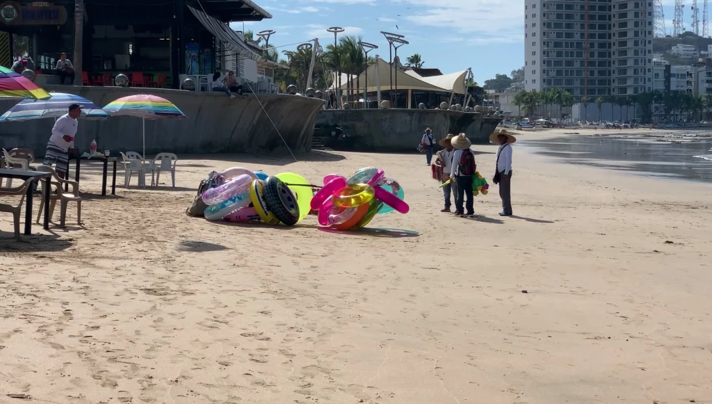 Ventas de comerciantes playa caen hasta en 40 por ciento en Mazatlán