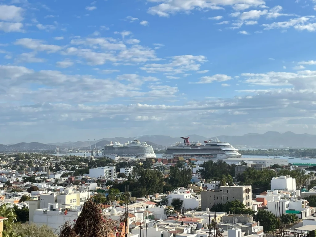 Arriban en Mazatlán dos cruceros con más de 7 mil 500 pasajeros