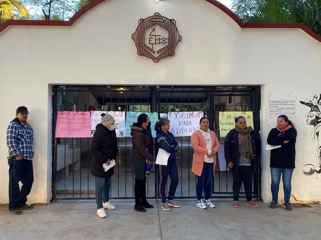 Madres de familia exigen la destitución de la directora de la secundaria tecnica 18 en San Miguel Zapotitlán