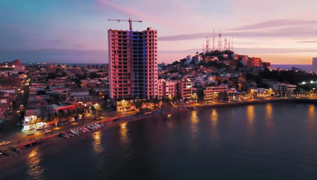Crece Mazatlán en desarrollos inmobiliarios pero se retrasan los servicios públicos urbanos