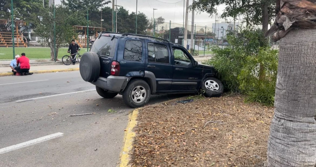 Choque entre dos vehículos deja como saldo una persona herida en Mazatlán