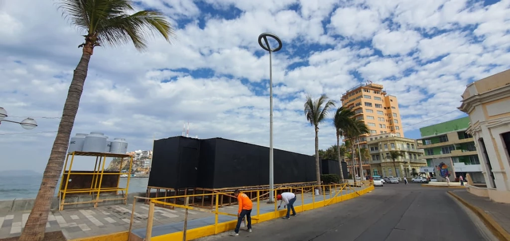 Instalan los baños en zona carnavalera de Olas Altas en Mazatlán