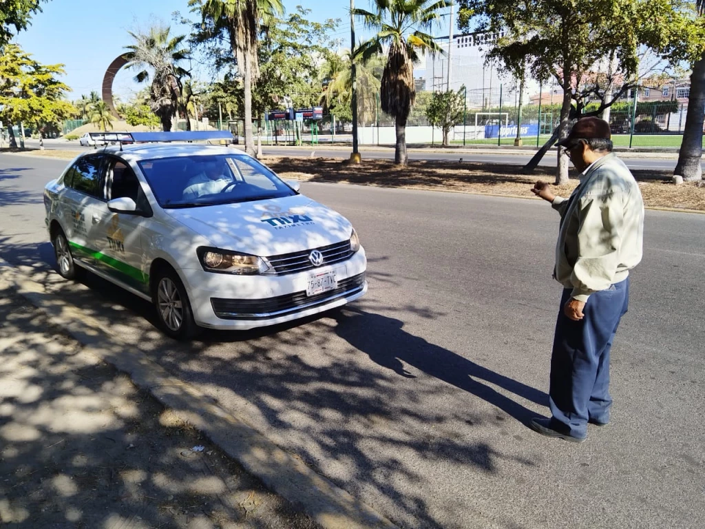 Continúa operativo de Vialidad y Transportes al transporte público de alquiler en Mazatlán