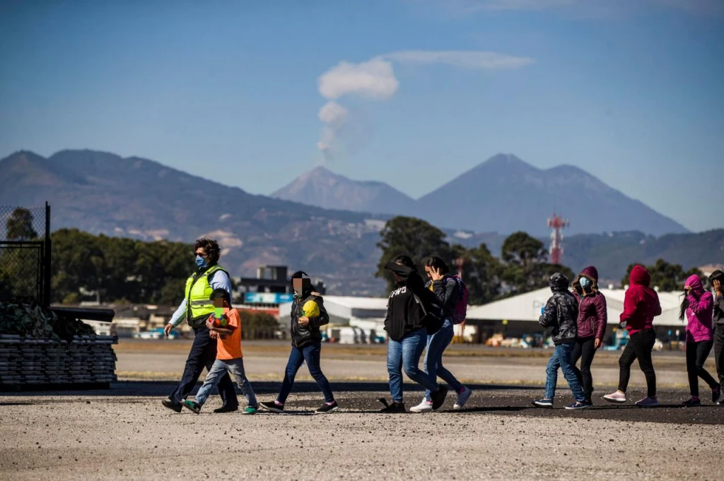 México deporta a niños guatemaltecos localizados cerca de frontera con EE.UU.